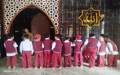 SHALAT DHUHA BERJAMAAH: FONDASI KOKOH GENERASI QUR'ANI SD TAHFIDZ ARROYYAN